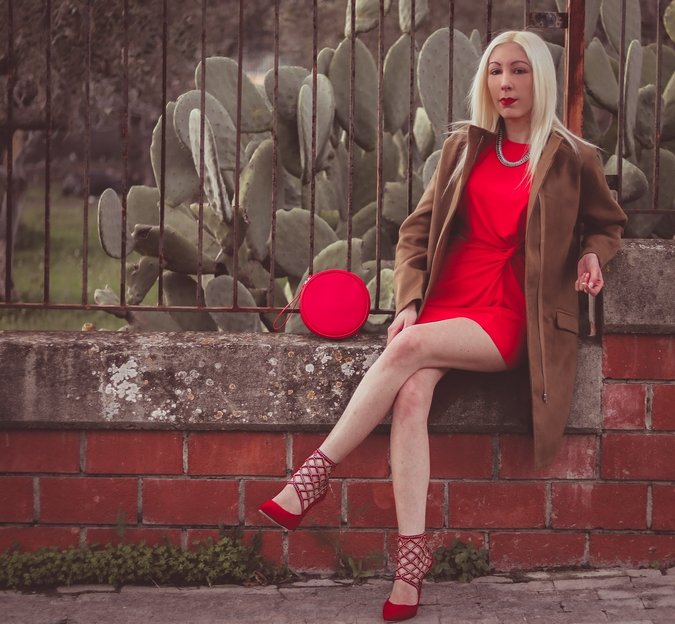 outfit-per-natale-in-rosso-con-un-camel-coat